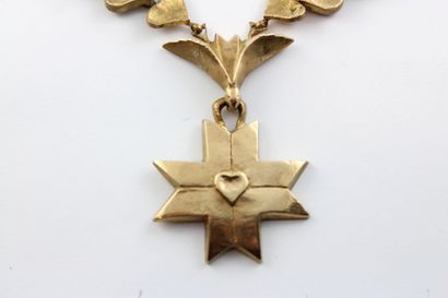 null LINE VAUTRIN (1913-1997) 
Collier en bronze doré centrée d'une croix à motif...