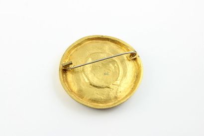 null Line VAUTRIN (1913-1997)
Circular gilt bronze brooch engraved with characters
Gilded...