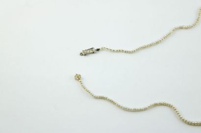 null Collier de perles très probablement fines en chute, le fermoir en métal argenté.
Cassé.
Longueur:...