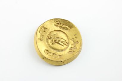 null Line VAUTRIN (1913-1997)
Broche en bronze doré circulaire gravée de personnages
Bronze...