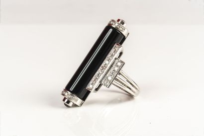 null 18K (750/1000) white gold scroll ring, the table topped by an onyx scroll with...