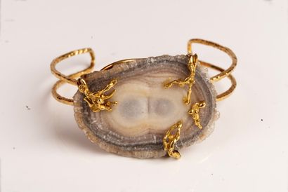 null 18K (750/1000) yellow gold, open modernist link bracelet holding a slice of...