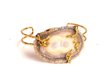 null 18K (750/1000) yellow gold, open modernist link bracelet holding a slice of...