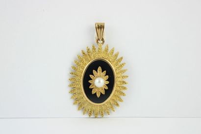 null 18K (750/1000) yellow gold pendant with foliage design, adorned with an oval...