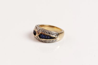 null Band ring in 18K (750/1000) yellow gold and platinum, center-set with a line...