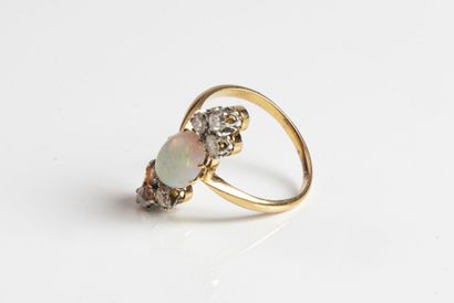null 18K (750/1000) yellow gold ring centered on a highly iridescent oval opal cabochon...