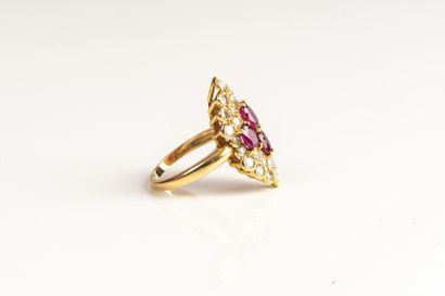 null 18K (750/1000) yellow gold marquise ring, set with four faceted oval rubies,...