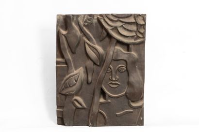  FERNAND LEGER (1881-1955)
La femme aux feuilles
Bas relief en bronze à patine brun-vert... Gazette Drouot