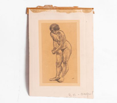  ALBERT MARQUET (1875-1947)
Femme nue débout
Mine de plomb sur papier
Monogrammé... Gazette Drouot
