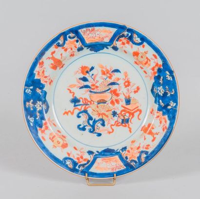 Assiette en porcelaine émaillée à décor Imari

Chine,...