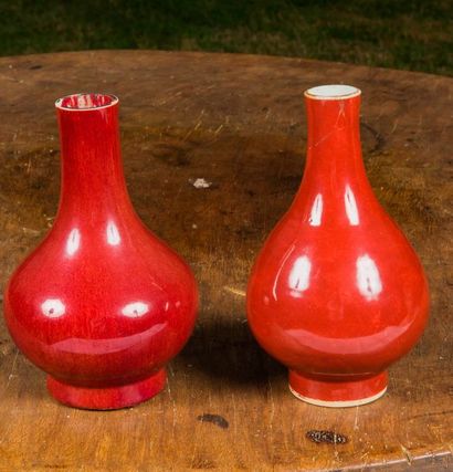 CHINE

Deux vases pouvant former pendant,...