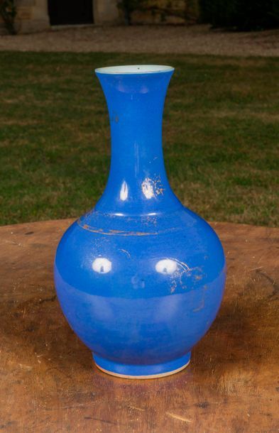 CHINE

Vase bouteille en porcelaine bleue...
