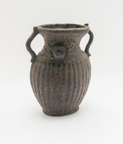 Vase en bronze à patine brune à l'imitation...