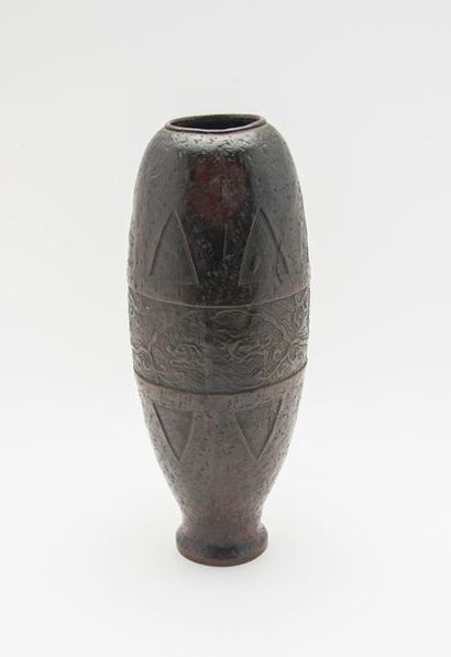 Vase fuselé en bronze à patine brune à décor...