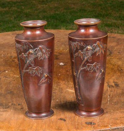 Paire de vases balustre en bronze patiné...
