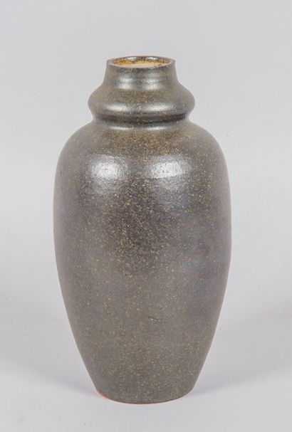 AUGUSTE DELAHERCHE (1857-1940) Vase

Grès, signature manuscrite au clou (période...