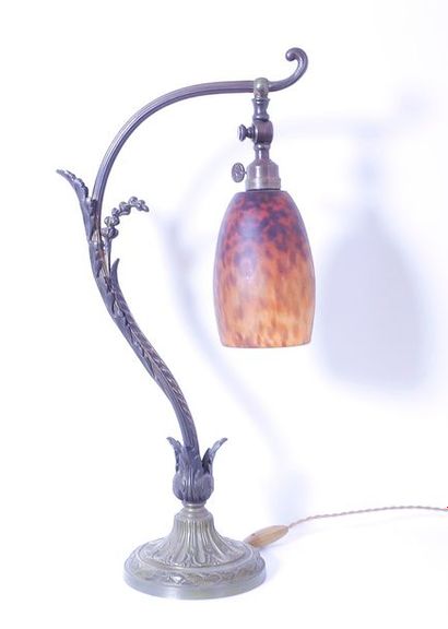 null Lampe en bronze à décor de rinceaux et tulipe en verre marmoréen 

H: 51 cm...