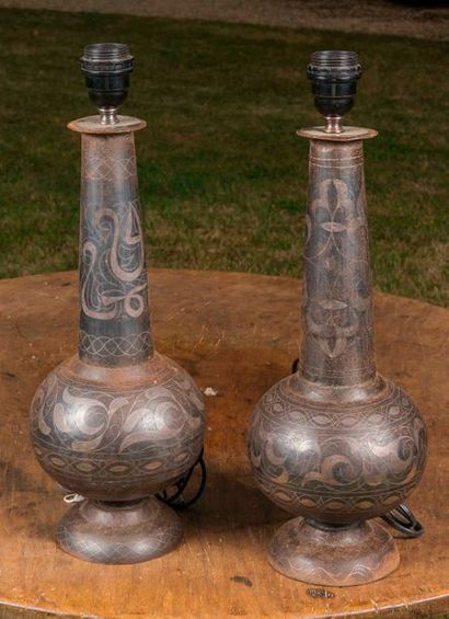 null Deux vases pouvant formant pendant en forme bouteille en cuivre patiné et niellé...
