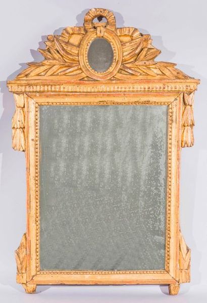 null Miroir dans un encadrement en bois et stuc doré à décor de rangs de perles,...