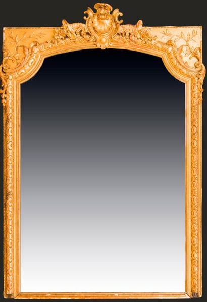 null Important miroir de trumeau à fronton en bois et stuc doré à décor de coquille,...