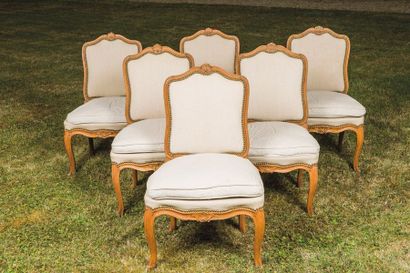 null Suite de six chaises à dossier plat en bois naturel mouluré et sculpté de coquilles...