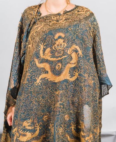 Robe de Mandarin brodée de fils d’or à décor...