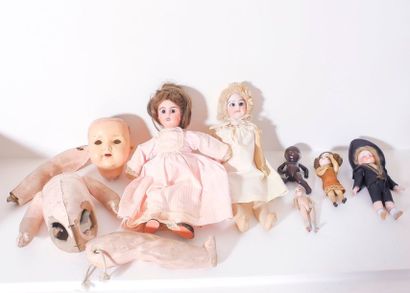 Lot comprenant : neuf poupées, deux poupées...