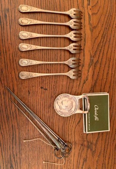 null Lot en métal argenté comprenant : 

- 6 fourchettes à huitres CHRISTOFLE

-...
