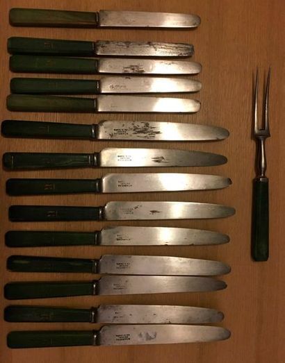 null Lot de métal argenté comprenant 14 couteaux dépareillés à manche en bois teinté...