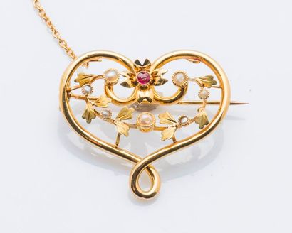 null Broche cœur en or jaune 18 carats (750 millièmes) ajourée et sertie de demi-perles...