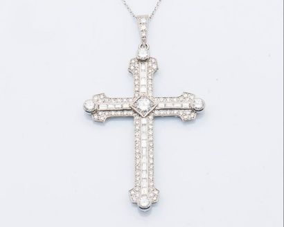 null Chaîne et pendentif croix en platine (950 millièmes) serti de diamants taillés...