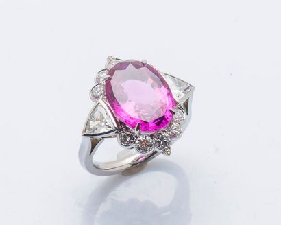 null Bague en platine (950 millièmes) sertie d’un saphir rose violet de forme ovale...
