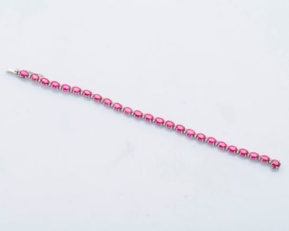null Bracelet ligne en or gris 14 carats (585 millièmes) serti de rubis ovales traités...