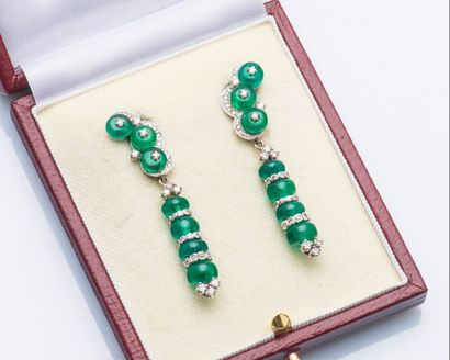 null Paire de pendants d’oreilles en or gris 14 carats (585 millièmes) ornés de perles...