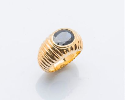 null Bague jonc bombé en or jaune 18 carats (750 millièmes) godronnée et sertie au...