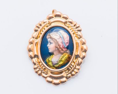 null Broche pendentif en or jaune 18 carats (750 millièmes) de forme ovale ornée...