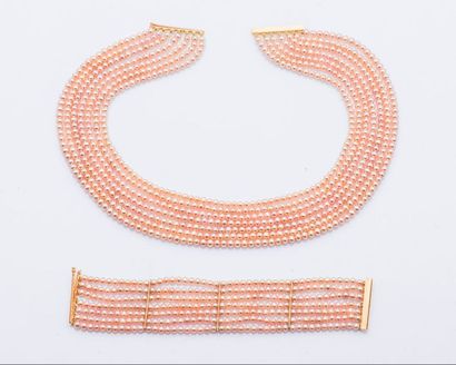 null Parure composé d’un collier de sept rangs de petites perles rosées et d’un bracelet...