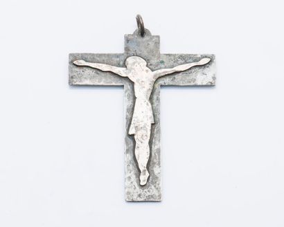 null Attribuée à Jean DESPRES

Croix de communion en métal argenté martelé, christ...