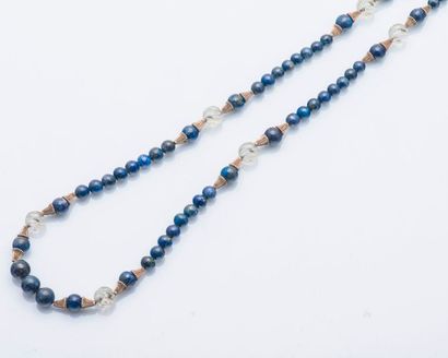 null Sautoir de perles de lapis-lazuli rythmé de perles de cristal de roche godronnées....
