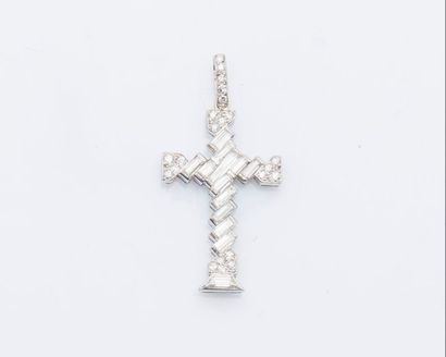 CARTIER Pendentif croix en platine (950 millièmes) serti de diamants baguette et...