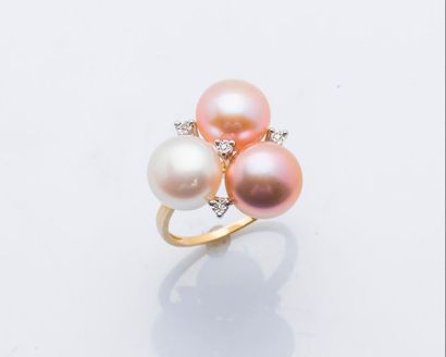 null Bague en or jaune 9 carats (375 millièmes) sertie de trois perles boutons rosées...