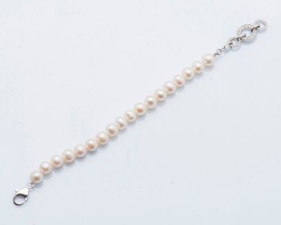 null Bracelet de perles de culture, fermoir en argent (925 millièmes) serti de pierres...