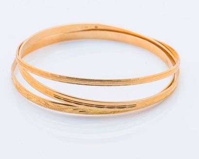 null Lot de trois bracelets joncs ciselés en or jaune 18 carats (750 millièmes).

Diam....