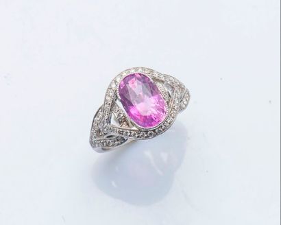 null Bague en or gris 18 carats (750 millièmes) sertie d’un saphir rose de Ceylan...