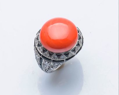 null Importante bague boule en platine (950 millièmes) sertie d’un cabochon de corail...