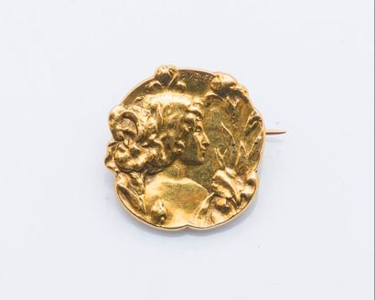 null Broche en or jaune 18 carats (750 millièmes) formée d’une médaille représentant...