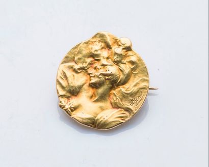 Joseph CHERET (1838 – 1894) Broche en or jaune 18 carats (750 millièmes) formée d’une...