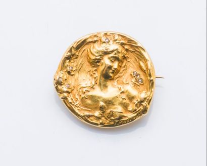 null Broche en or jaune 18 carats (750 millièmes) figurant un buste de jeune femme...