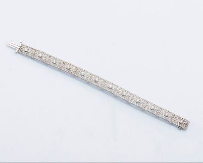 null Bracelet ruban articulé en or gris 18 carats (750 millièmes), les maillons rectangulaires...