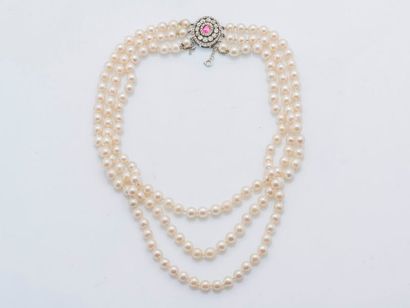 null Collier de trois rangs de perles de culture blanches choker, fermoir ovale en...